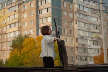 Sokaklarda on yaşında tatlı bir kız çocuğu. Sokakta 10 yaşında bir kız.