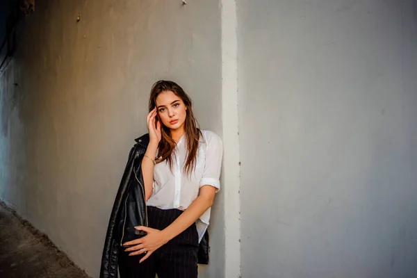 Chica Una Chaqueta Cuero Negro Encuentra Fondo Una Calle Ciudad —  Fotos de Stock