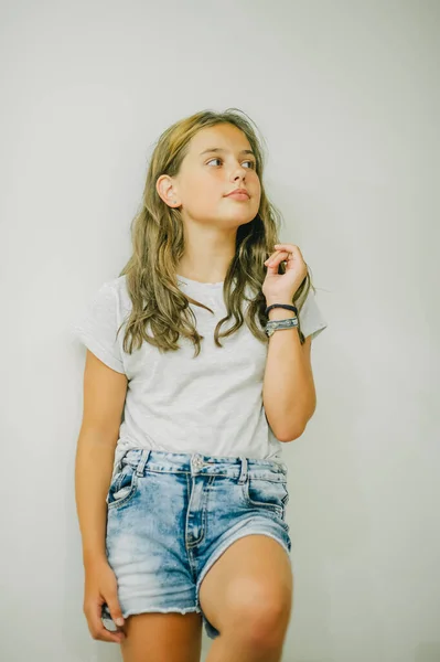 Menina Uma Camiseta Cinza Jeans Menina Anos — Fotografia de Stock