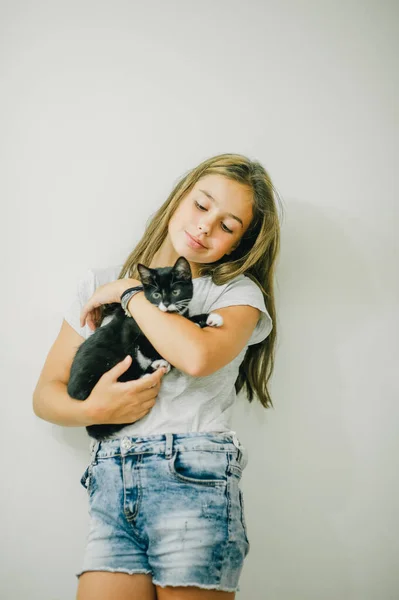 漂亮的年轻的高加索女孩和可爱的小猫 一个带着小猫的少女 一个孩子和一只猫 宠物狗 — 图库照片