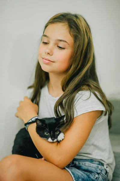 漂亮的年轻的高加索女孩和可爱的小猫 一个带着小猫的少女 一个孩子和一只猫 宠物狗 — 图库照片