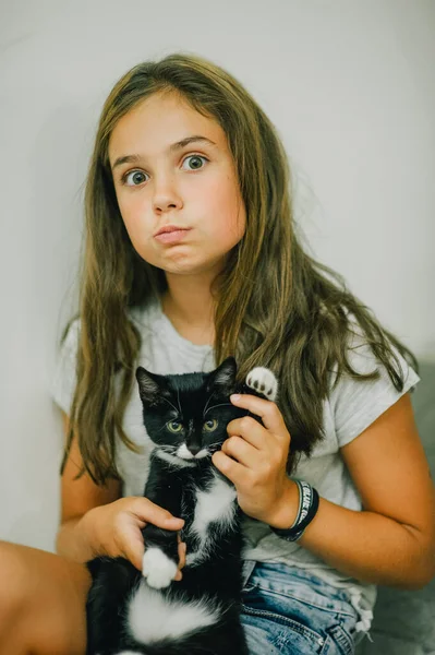 Hezká Mladá Běloška Roztomilým Koťátkem Puberťačka Koťátkem Dítě Kočka Pet — Stock fotografie