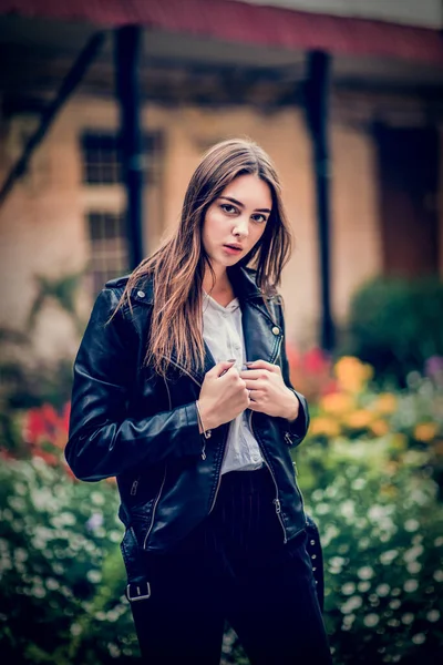 Giovane Ragazza Una Giacca Pelle Nera Stand Una Serie Foto — Foto Stock