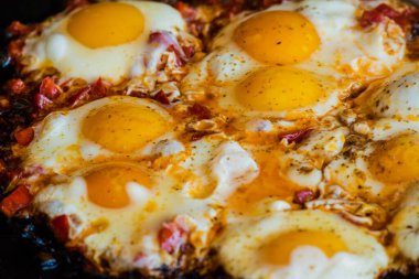 Kızarmış yumurta ve tava. Kızartma tavasında yumurta. Kahvaltı, yemek fotoğrafçılığı.