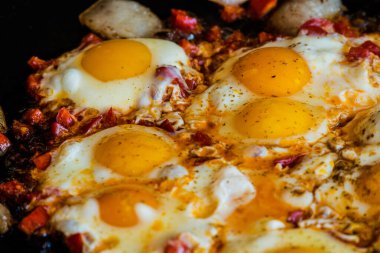 Kızarmış yumurta ve tava. Kızartma tavasında yumurta. Kahvaltı, yemek fotoğrafçılığı.