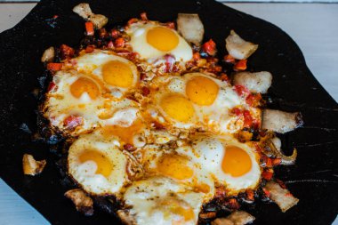 Kızarmış yumurta ve tava. Kızartma tavasında yumurta. Kahvaltı, yemek fotoğrafçılığı.