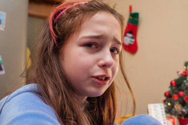 Sevimli küçük çocuk ağlıyor. Kız ağlıyor. 9 ya da 10 yaşındaki üzgün bir kızın portresi..