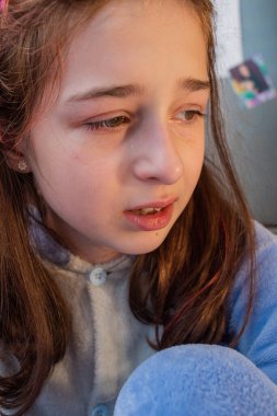 Sevimli küçük çocuk ağlıyor. Kız ağlıyor. 9 ya da 10 yaşındaki üzgün bir kızın portresi..