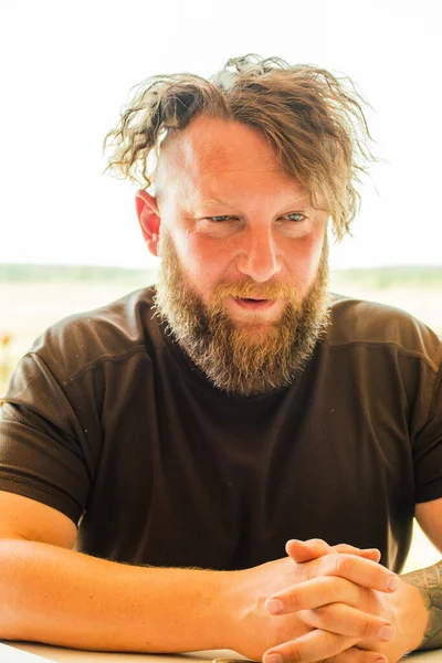 Nahaufnahme Porträt Des Modischen Rothaarigen Hipster Mannes Mit Verschwommenem Bart — Stockfoto