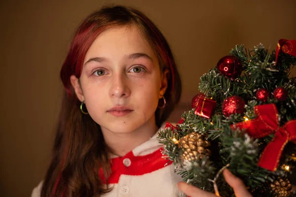 クリスマスだ 明けましておめでとうございます クリスマスツリーのかわいい女の子 10代の少女の家と新年の木の肖像 — ストック写真