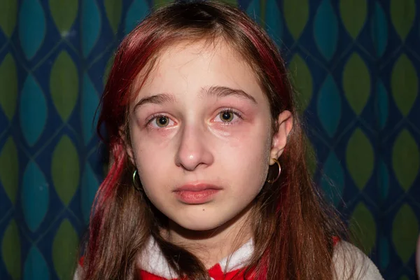 Känslomässigt Porträtt Misshandlade Tonåringar Närbild Porträtt Ung Gråtande Flicka Med — Stockfoto