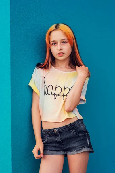 Menina Bonita Idade Escolar Com Coloração Cabelo Moda Retrato Positivo — Fotografia de Stock