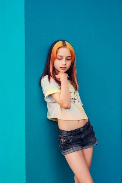 Menina Bonita Idade Escolar Com Coloração Cabelo Moda Retrato Positivo — Fotografia de Stock