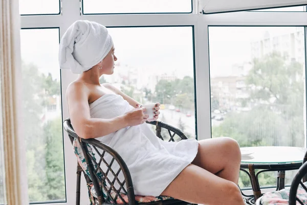 Signora Sul Balcone Con Caffè Del Mattino Asciugamano Bianco Sui — Foto Stock