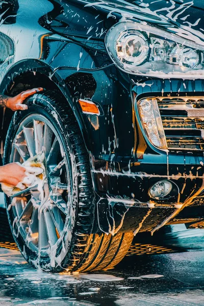 Das Auto Waschen Waschen Eines Schwarzen Autos Einer Waschanlage Sauberes — Stockfoto