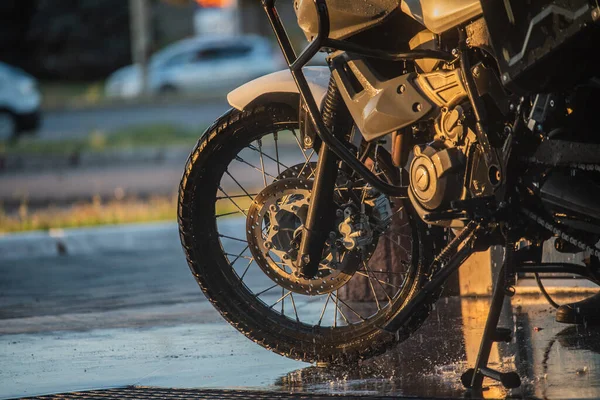 Sebuah Seri Foto Pengendara Sepeda Motor Mencuci Sepeda Motornya Pencucian — Stok Foto