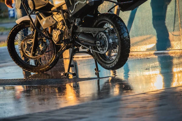 Sebuah Seri Foto Pengendara Sepeda Motor Mencuci Sepeda Motornya Pencucian — Stok Foto