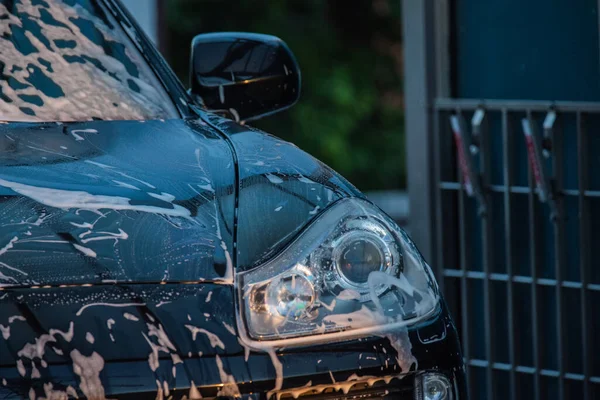 Tvätta Bilen Tvätta Svart Bil Vid Biltvätt — Stockfoto