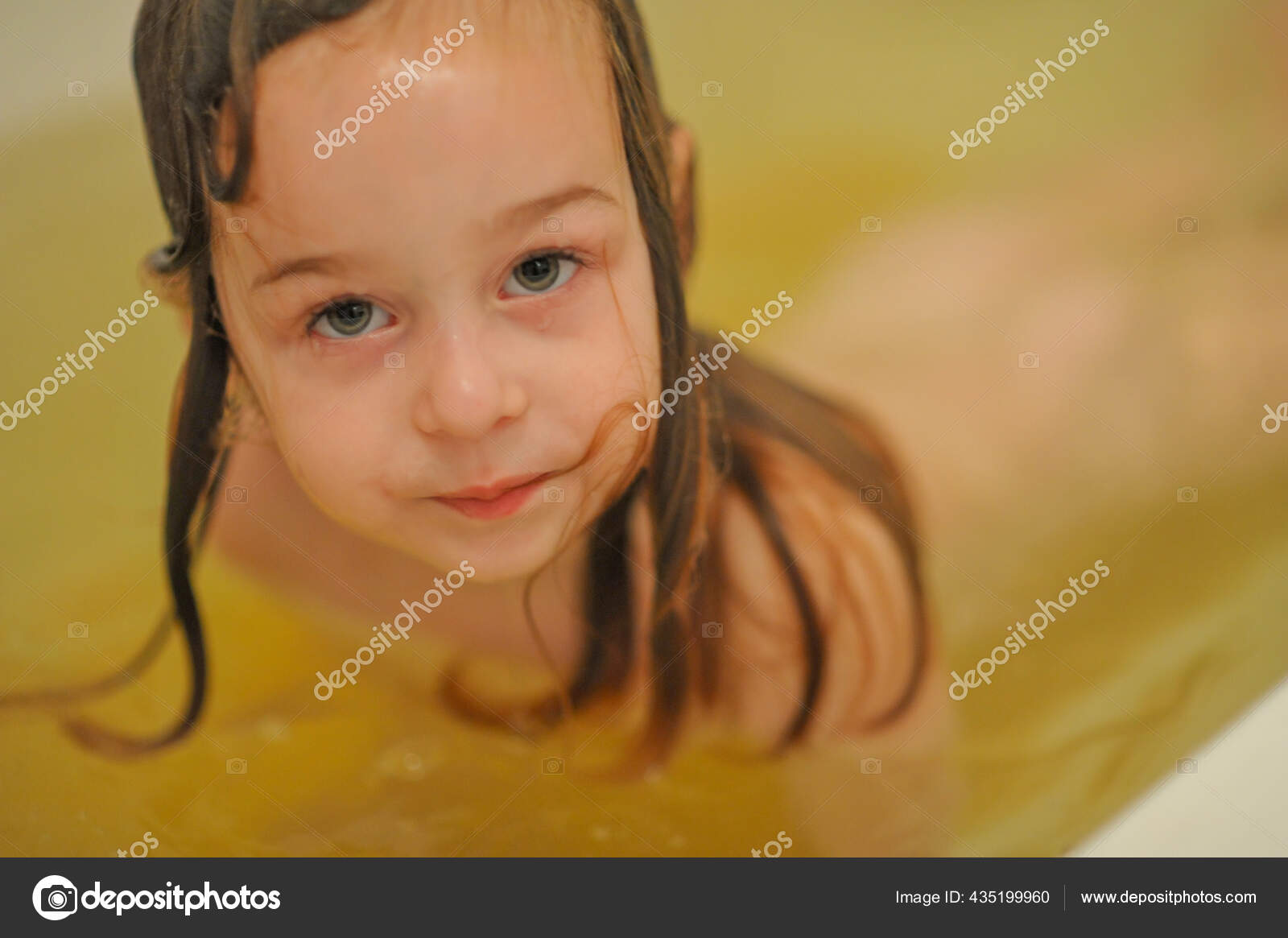 Sweet Toddler Baby Girl Bath Child Girl Bathes White Bathtub — Stock