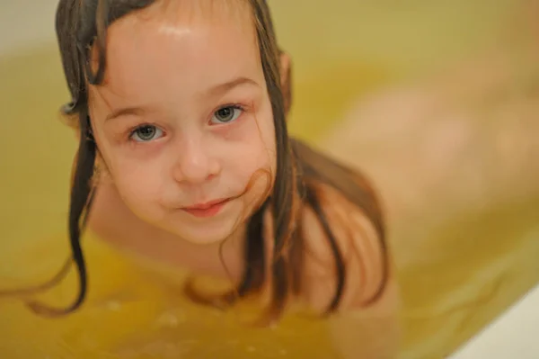 스러운 아기가 목욕하는 소녀는 욕조에서 목욕을 시절의 — 스톡 사진