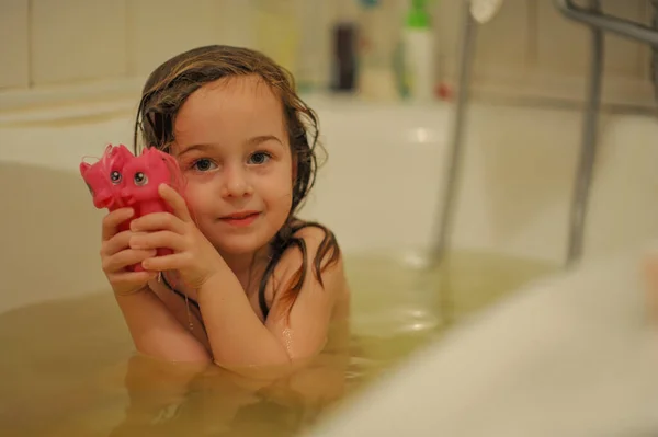 Γλυκό Κοριτσάκι Στο Μπάνιο Ένα Κορίτσι Κάνει Μπάνιο Μια Άσπρη — Φωτογραφία Αρχείου