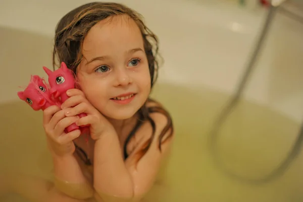 Doce Criança Bebê Menina Banho Menina Criança Toma Banho Uma — Fotografia de Stock