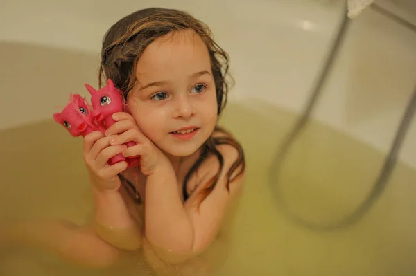 Dulce Niña Baño Niña Baña Una Bañera Blanca Limpieza Infancia —  Fotos de Stock