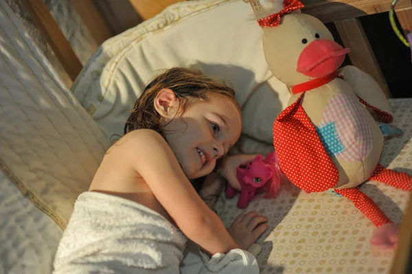 Das Kleine Mädchen Legt Sich Ein Bett Das Kleine Mädchen — Stockfoto