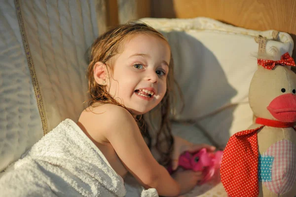Little Girl Goes Bed Bed Little Girl Goes Wooden Bed — Stock Photo, Image