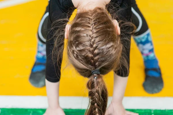 Liten Flicka Som Gör Gymnastik Liten Gymnasttjej Gymmet Flickgymnast Gymmet — Stockfoto