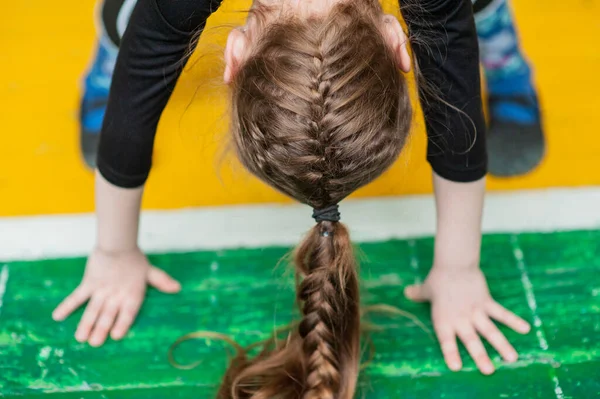 Meisje Doet Gymnastiek Een Klein Turnmeisje Sportschool Meisjesturnster Sportschool Gezondheid — Stockfoto