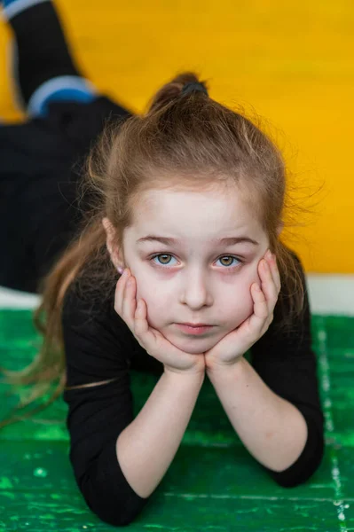 Meisje Doet Gymnastiek Een Klein Turnmeisje Sportschool Meisjesturnster Sportschool Gezondheid — Stockfoto