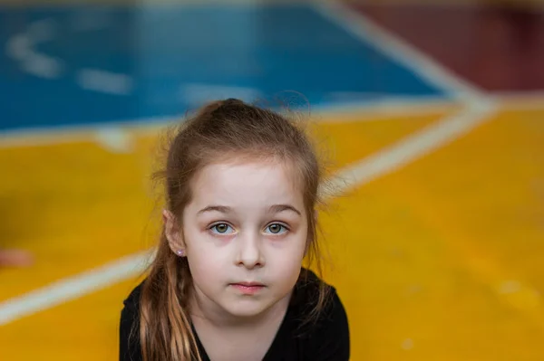 Liten Flicka Som Gör Gymnastik Liten Gymnasttjej Gymmet Flickgymnast Gymmet — Stockfoto