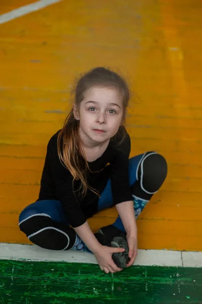 Una Niñita Haciendo Gimnasia Una Pequeña Gimnasta Gimnasio Chica Gimnasta — Foto de Stock