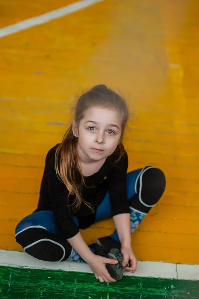 Una Niñita Haciendo Gimnasia Una Pequeña Gimnasta Gimnasio Chica Gimnasta — Foto de Stock