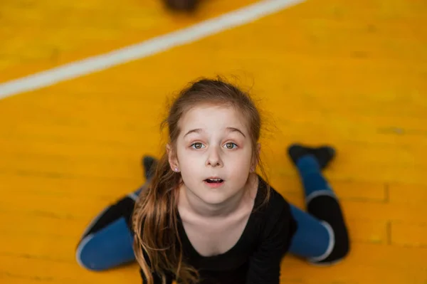 Meisje Doet Gymnastiek Een Klein Turnmeisje Sportschool Meisjesturnster Sportschool Gezondheid — Stockfoto