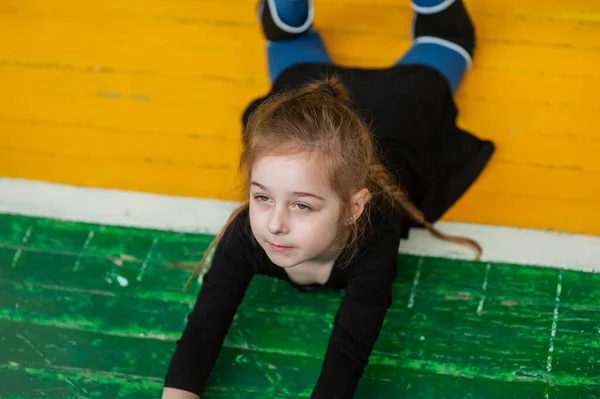 Meisje Doet Gymnastiek Een Klein Turnmeisje Sportschool Meisjesturnster Sportschool Gezondheid — Stockfoto