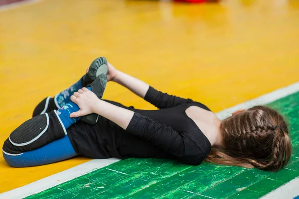 Malá Holka Dělá Gymnastiku Malá Gymnastka Tělocvičně Tělocvičně Gymnastka Zdraví — Stock fotografie