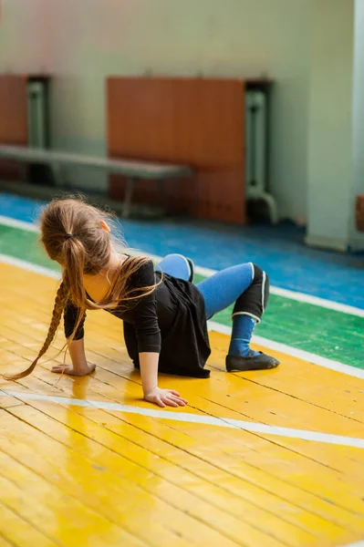 Meisje Doet Gymnastiek Een Klein Turnmeisje Sportschool Meisjesturnster Sportschool Gezondheid — Stockfoto