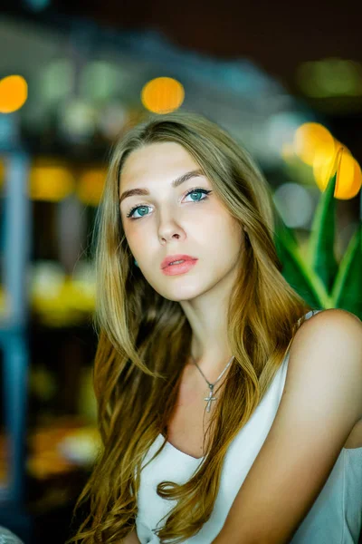Chica Con Ojos Azules Sentada Cafetería Urbana Mujer Con Peinado — Foto de Stock
