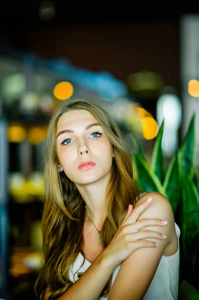 Chica Con Ojos Azules Sentada Cafetería Urbana Mujer Con Peinado —  Fotos de Stock