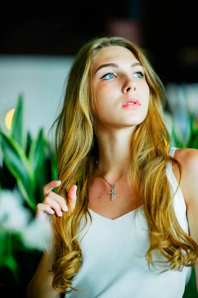 Chica Con Ojos Azules Sentada Cafetería Urbana Mujer Con Peinado —  Fotos de Stock