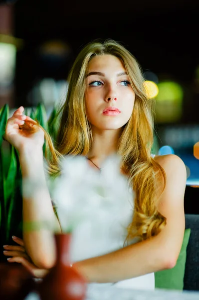 Chica Con Ojos Azules Sentada Cafetería Urbana Mujer Con Peinado — Foto de Stock