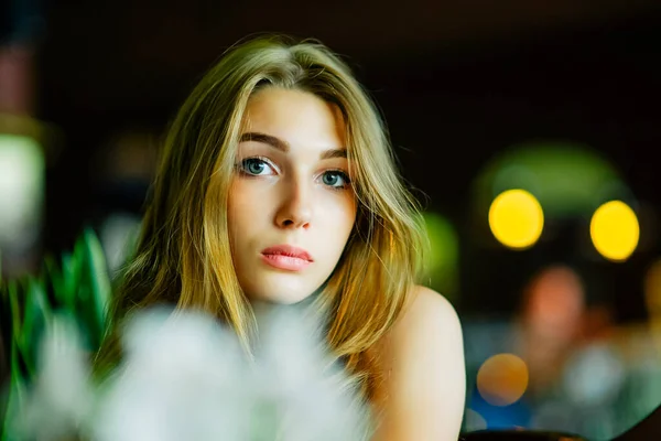 Chica Con Ojos Azules Sentada Cafetería Urbana Mujer Con Peinado — Foto de Stock