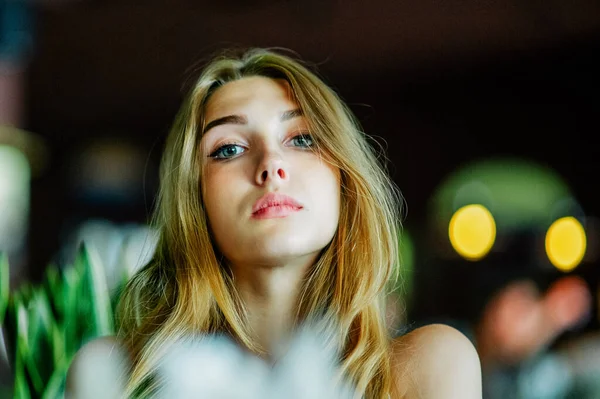 一个蓝眼睛的女孩坐在城市咖啡馆里 棕色波浪形头发的女人 生活方式概念 — 图库照片