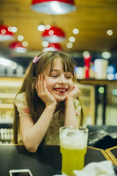 Pequeña Niña Asiática Divertirse Con Una Cara Sonriente Feliz Café —  Fotos de Stock