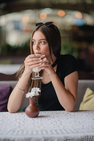 Hübsche Junge Frau Sitzt Einem Café Mit Einer Tasse Kaffee — Stockfoto