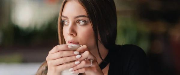 Hübsche Junge Frau Sitzt Einem Café Mit Einer Tasse Kaffee — Stockfoto