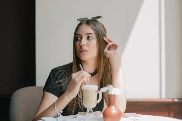 Hübsche Junge Frau Sitzt Einem Café Mit Einer Tasse Kaffee — Stockfoto