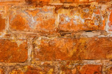 Boş Tuğla Çit Yapısı. Soyulmuş alçılı eski, eski, kirli tuğla duvarın arka planı